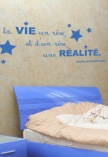 Sticker citation "fais de ta vie un r�ve..." de Antoine de Saint-Exup�ry. Sticker adh�sif d�coup�s � la forme dans vinyle de couleur unie, ce sticker renversant trouvera une place unique dans votre int�rieur.
