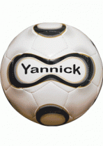 sticker ballon de foot personnalis� imprim� sur adh�sif avec d�coupe � la forme, autocollant vu dans l'�mission d&co sur M6. Le football, un sport facile � pratiquer sauf dans la maison alors il vaut mieux une d�coration en adh�sif pour l'int�rieur. Id�al pour personnalisez la porte de votre enfant footballeur.
