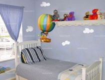 Sticker d�coratif enfant Montgolfi�re et son pilote imprim� sur adh�sif d�coup� � la forme.