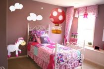 Stickers enfants : Deux lapinous en montgolfi�re imprim�s sur adh�sif avec d�coupe � la forme. Ils adorent partir en voyage! Vu dans M6 D&CO.