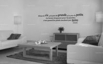 Sticker citation "Dans la vie, y'a pas de grands..." de Coluche. Sticker adh�sif d�coup�s � la forme dans vinyle de couleur unie, ce sticker renversant trouvera une place unique dans votre int�rieur.