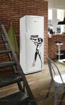 Sticker frigidaire Pin Up. D�coration de frigidaire r�alis�e en vinyle adh�sif sur mesure, � vous de choisir la couleur qui s\'accordera le mieux � votre int�rieur de cuisine. Sticker id�al pour rendre son frigo unique mais pourquoi pas poser cette Pin Up sur une armoire ou un autres supports lisses, � vous de voir.