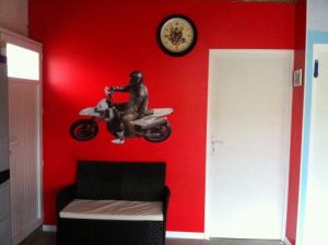 un sticker sur mesure une bonne id�e pour d�corer le mur de l'ado de la maison