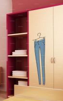 Sticker blue jean sur cintre.