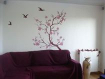 Stickers branche japonaise avec trois oiseaux imprim�s sur adh�sif avec d�coupe � la forme. Le cerisier japonais, une d�coration murale parfaite pour son c�t� zen.