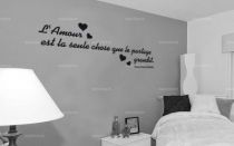 Sticker citation \" l\'amour est la chose...\" de Massa Makan Diabat�. Sticker adh�sif d�coup�s � la forme dans vinyle de couleur unie, ce sticker renversant trouvera une place unique dans votre int�rieur.