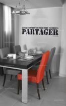 Sticker citation \" La vraie cuisine est une forme d\'art. Un cadeau � partager.\" Une citation de Oprah Winfrey. Sticker adh�sif d�coup�s � la forme dans vinyle de couleur unie, ce sticker renversant trouvera une place unique dans votre int�rieur.