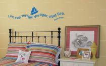 Sticker citation \"lire c\'est voyager...\" de Victor Hugo. Sticker adh�sif d�coup�s � la forme dans vinyle de couleur unie, ce sticker renversant trouvera une place unique dans votre int�rieur.