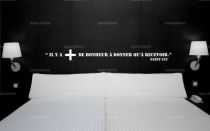 Sticker citation \"il y a plus de bonheur � donner qu\'� recevoir\" de Saint Luc, sticker adh�sif d�coup�s � la forme dans vinyle de couleur unie, ce texte trouvera sa place dans n\'importe quel endroit de votre int�rieur.
