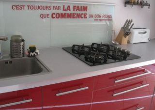 une citation ou un sticker et pourquoi pas un sticker citation pour habiller les murs de votre cuisine