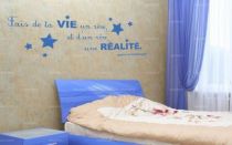 Sticker citation \"fais de ta vie un r�ve...\" de Antoine de Saint-Exup�ry. Sticker adh�sif d�coup�s � la forme dans vinyle de couleur unie, ce sticker renversant trouvera une place unique dans votre int�rieur.