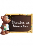 sticker enfant. Ce tableau autocollant avec visuel ourson peut �tre personnalis� afin de d�corer la porte de la chambre de votre enfant, � vous de choisir le texte. Le sticker enfant est imprim� sur un vinyle adh�sif et d�coup� � la forme. Il existe plus de 500 mod�les de stickers enfants sur le site www.iDzif.com, qui vous permettront de r�aliser une d�coration adh�sive � votre go�t.