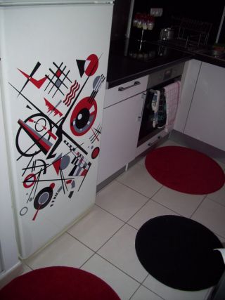 D�corer le frigo avec un sticker une bonne mani�re de casser la monotonie de votre cuisine