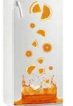 Sticker frigo Jus d\'orange. D�coration de frigidaire imprim� sur vinyle adh�sif. iDzif.com r�invente la d�co pour le frigo et vous propose une nouvelle mani�re de d�corer votre cuisine. Ce sticker frigo peut se poser sur toutes autres surfaces lisses de votre choix.