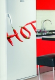 Sticker frigo piment HOT. D�coration de frigidaire imprim� sur vinyle adh�sif. iDzif.com r�invente la d�co pour le frigo et vous propose une nouvelle mani�re de d�corer votre cuisine. Ce sticker frigo peut se poser sur toutes autres surfaces lisses de votre choix.