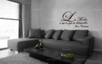 Sticker citation \"la mode c\'est ce qui se d�mode\" de Jean Cocteau. Sticker adh�sif d�coup�s � la forme dans vinyle de couleur unie, id�al pour les grands penseurs.