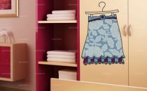 Sticker jupe fleurie sur cintre.
