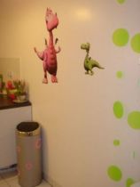 Stickers Dragon rose imprim� sur adh�sif blanc avec d�coupe � la forme. Les dragons adh�sifs sont parfaits pour la d�coration de la chambre de vos enfants.