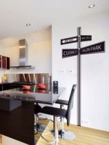 Sticker mural panneau directionnel d�coup� � la forme dans vinyle de couleur unie. Il vous indiquera o� se trouve le salon et la cuisine! Un sticker pour vous indiquer le chemin � suivre pour r�ussir votre d�coration int�rieure.