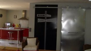 N'oubliez de d�corer la porte de votre cuisine avec un sticker directionnel par exemple.