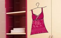 Sticker robe sur cintre.