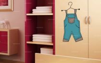 Sticker salopette sur cintre.