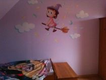 Stickers petite sorci�re qui ne pratique que la magie blanche ! Ce visuel sur le th�me des polochons compl�tera la d�co de la chambre de vos enfants et apportera une touche de r�ve, de f��rie et de magie aux murs. Cr�ation Kmiep.