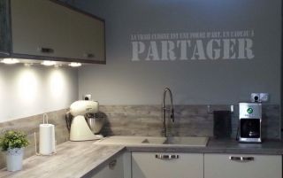 Un peu de texte sur le mur de votre cuisine, une bonne id�e pour changer de d�co.