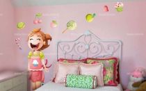 Sticker \"Caro la craquante\" est fan de sucrerie, imprim� sur adh�sif avec d�coupe � la forme. Ce visuel fera fureur dans la chambre de vos bambins.