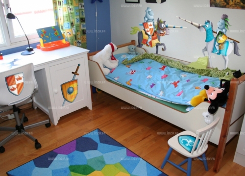 stickers chevaliers. Gr�goire le combattant est imprim� sur adh�sif et d�coup� � la forme. Un duel de chevaliers, voil� une bonne id�e pour r�ussir la d�coration de votre gar�on. N'ayez pas peur des grands stickers, ils seront facile � poser gr�ce � la raclette fourni dans nos colis et � nos notices de pose disponible sur le site.