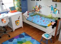 stickers chevaliers. Gr�goire le combattant est imprim� sur adh�sif et d�coup� � la forme. Un duel de chevaliers, voil� une bonne id�e pour r�ussir la d�coration de votre gar�on. N\'ayez pas peur des grands stickers, ils seront facile � poser gr�ce � la raclette fourni dans nos colis et � nos notices de pose disponible sur le site.