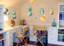 Stickers extraterrestres. Planche de  quatre stickers extraterrestres d�coratifs pour chambre d\'enfants imprim�s sur adh�sifs et d�coup�s � la forme.
