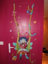 Stickers f�e Victoria sur sa balan�oire est un magnifique mod�le de stickers f�erique imprim� sur adh�sif et d�coup� � la forme. Vous pouvez choisir la hauteur de votre balan�oire � l\'aide de deux �l�ments compl�mentaires. Ce sticker f�e fera la joie de votre fille. Cr�ation Kmiep.