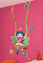 Sticker d�coratif enfant F�e Victoria sur sa balan�oire imprim� sur adh�sif d�coup� � la forme. Vous pouvez choisir la longueur de votre balan�oir � l\'aide de deux �l�ments compl�mentaires.