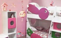 Stickers jardin secret rouge pour d�corer une chambre d\'enfant ou cr�er une d�coration sur le th�me forestier avec des couleurs bleues pastels. Cette planche de 8 stickers apportera une touche de nature et permettra de cr�er un d�cor du sol au plafond : sticker nichoir rouge, sticker lampion rouge ainsi que les stickers libellules, papillons, champignons et escargots.  Sticker imprim� sur du vinyle adh�sif et d�coup� � la forme. Gamme de stickers enfants Jardin secret, cr�ation Kmiep.