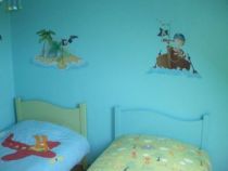 Stickers muraux enfants Ile au tr�sor imprim�e sur adh�sif avec d�coupe � la forme. On ne sait pas ce qui se cache derri�re ces buissons... sans doute une belle d�coration de chambre d\'enfants. Des stickers pirate � la pelle vous permettront de cr�er une histoire sur le mur : un v�ritable d�cor mural pour enfants aventuriers !