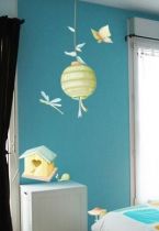 Stickers jardin secret vert pour d�corer une chambre d\'enfant ou cr�er une d�coration sur le th�me forestier avec des couleurs vertes pastels. Cette planche de 8 stickers apportera une touche de nature et permettra de cr�er un d�cor du sol au plafond : sticker nichoir jaune, sticker lampion vert ainsi que les stickers libellules, papillons, champignons et escargots.  Sticker imprim� sur du vinyle adh�sif et d�coup� � la forme. Gamme de stickers enfants Jardin secret, cr�ation Kmiep.