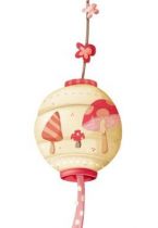 Stickers lampion rouge pour d�corer votre int�rieur. Ce sticker lampion d�coratif fera le bonheur des enfants et des parents. Ce sticker apportera une touche de nature, d\'amour et de douceur sur les murs de la chambre de votre enfant.  Sticker imprim� sur du vinyle adh�sif et d�coup� � la forme. Gamme de stickers enfants Jardin secret, cr�ation Kmiep.