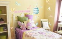 Stickers les neuf libellules color�es. Cette planche de stickers regroupe une famille enti�re de libellules qui vous permettra de d�corer selon vos envies la chambre de votre enfant. Ce sticker apportera une touche de nature, d\'amour et de douceur sur les murs des chambres d\'enfants.  Sticker imprim� sur du vinyle adh�sif et d�coup� � la forme. Gamme de stickers enfants Jardin secret, cr�ation Kmiep.