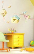 Stickers nichoir jaune et sa branche pour d�corer une chambre d\'enfant ou cr�er une d�coration sur le th�me des oiseaux et autres volatiles avec des couleurs  pastels. Ce sticker nichoir accompagn� de sa branche apportera une touche de nature et compl�tera le d�cor du mur dans les airs.  Sticker imprim� sur du vinyle adh�sif et d�coup� � la forme. Gamme de stickers enfants Jardin secret, cr�ation Kmiep.