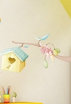 Stickers nichoir jaune et sa branche pour d�corer une chambre d'enfant ou cr�er une d�coration sur le th�me des oiseaux et autres volatiles avec des couleurs pastels. Ce sticker nichoir accompagn� de sa branche apportera une touche de nature et compl�tera le d�cor du mur dans les airs.  Sticker imprim� sur du vinyle adh�sif et d�coup� � la forme. Gamme de stickers enfants Jardin secret, cr�ation Kmiep. 