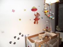 Stickers muraux enfants. Marie l'ourson et son ombrelle entour�e de papillons et d'abeilles. stickers muraux enfants imprim�s sur adh�sifs et d�coup�s � la forme. Cr�ation Kmiep.