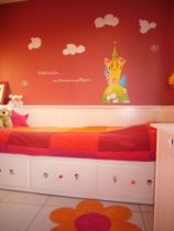 stickers muraux nuages enchant�s d�coup�s � la forme dans vinyle de couleur unie. Vu dans M6 D&CO.