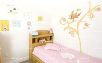 Stickers oiseau attentif dans l\'arbre