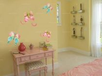 Stickers Deux papillons roses imprim�s sur adh�sifs d�coup�s � la forme. La d�coration id�al pour les murs de la chambre de votre petite fille.