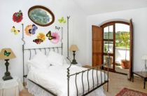 Stickers muraux papillons. 9 stickers papillons imprim�s sur vinyle adh�sif et d�coup�s � la forme. Une belle id�e pour d�corer le mur de votre chambre ou un placard un peu triste.