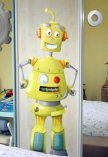 stickers robot. Bob le robot, un sticker imprim� sur vinyle adh�sif et d�coup� � la forme. Ce d�cor autocollant robot vous permettra de d�corer facilement la chambre ou les meubles de votre gar�on. Ce sticker robot est disponible dans plusieurs tailles, � vous de choisir pour adapter � votre d�coration existante.