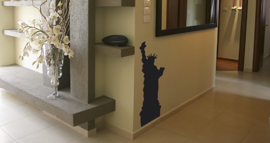 Sticker "statue de la Libert�" d�coup� � la forme dans vinyle de couleur unie. Ce visuel habillera vos murs de mani�res originale. Cr�ation MALTIN