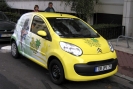 total covering citroen C2 r�alis� par iDzifpro sur la voiture du restaurant PAU BRASIL. Une publicit� sur v�hicule pour se faire remarquer dans les rues de Paris